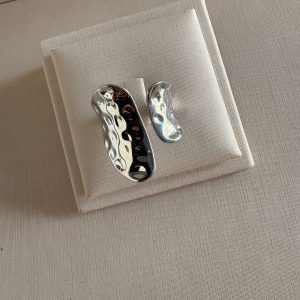 Anel prata com textura orgânica martelada