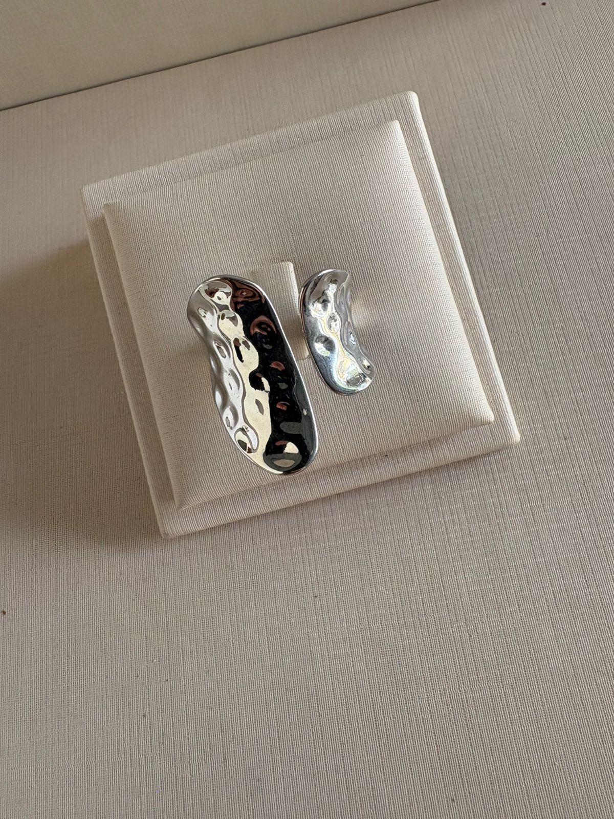 Anel prata com textura orgânica martelada