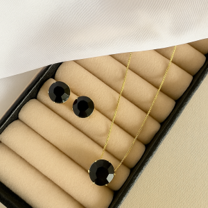 Conjunto black corrente dourada pingente redondo.