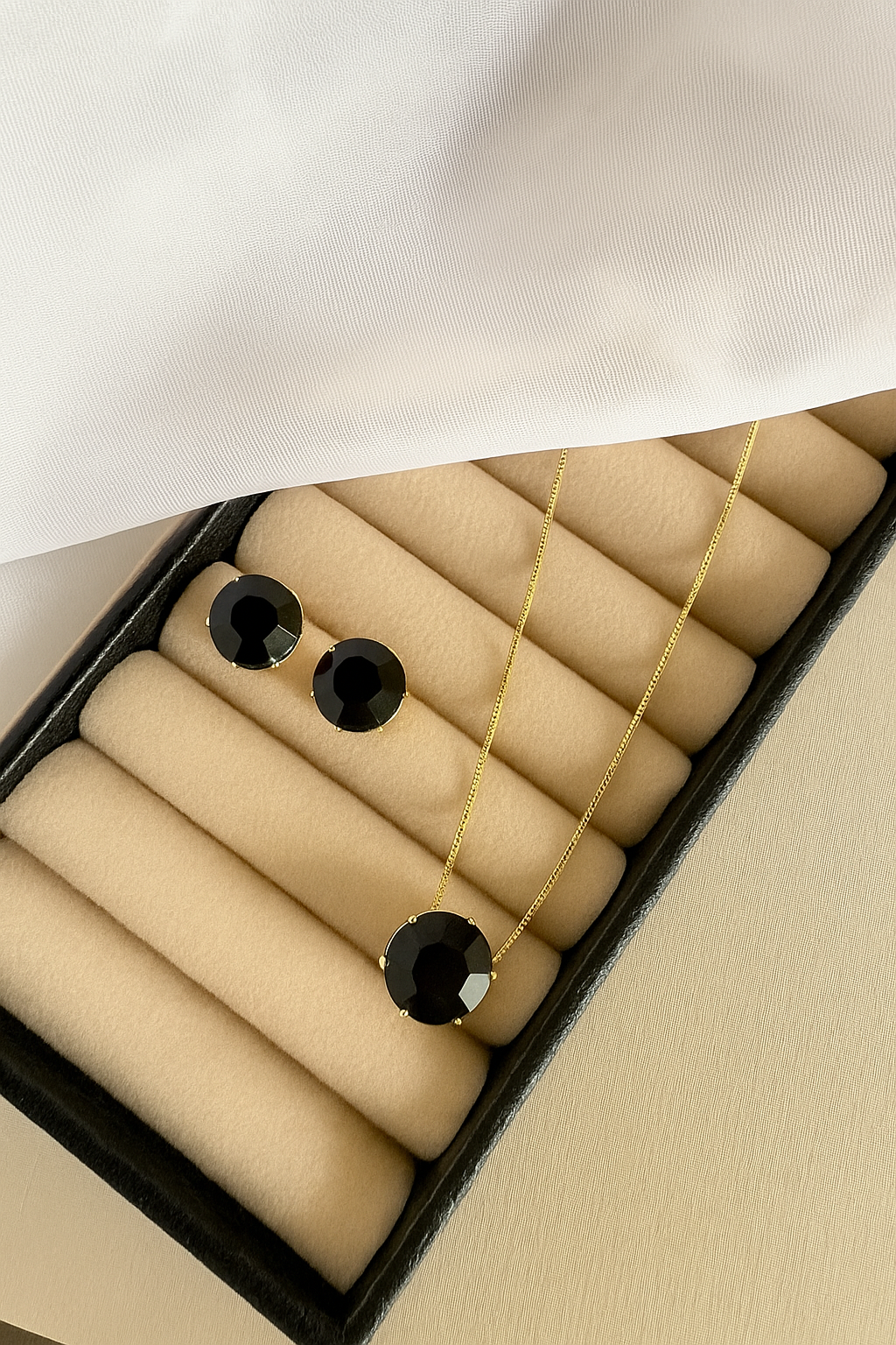 Conjunto black corrente dourada pingente redondo.