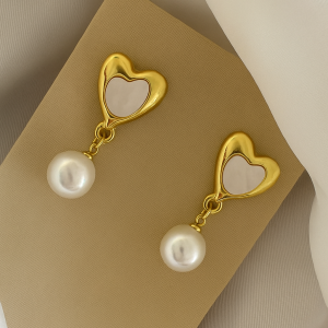Brinco formato de coração dourado e detalhe em madrepérola.