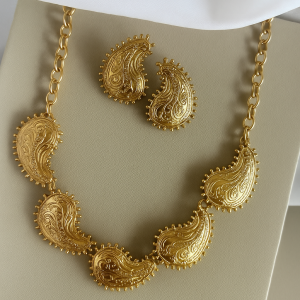 Conjunto na cor dourado gota indiana.