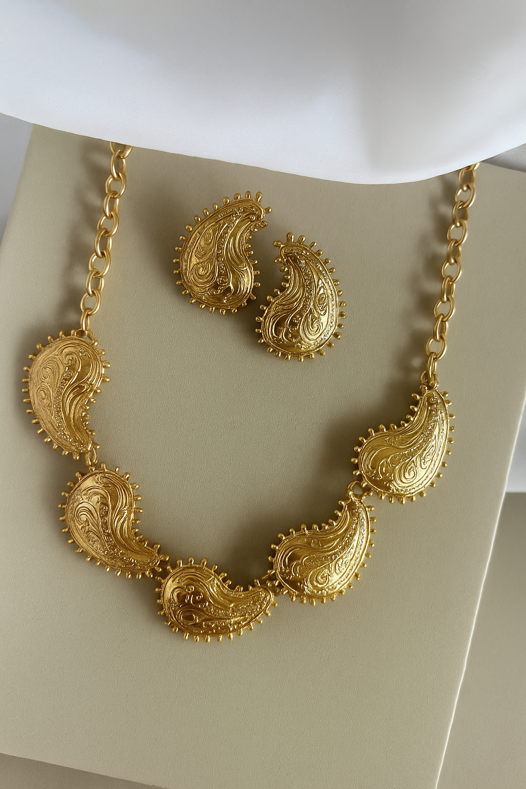 Conjunto na cor dourado gota indiana.