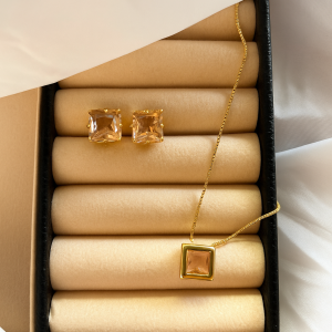 Conjunto composto por brincos e colar em banho dourado.