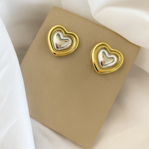 Brinco coração  bicolor.