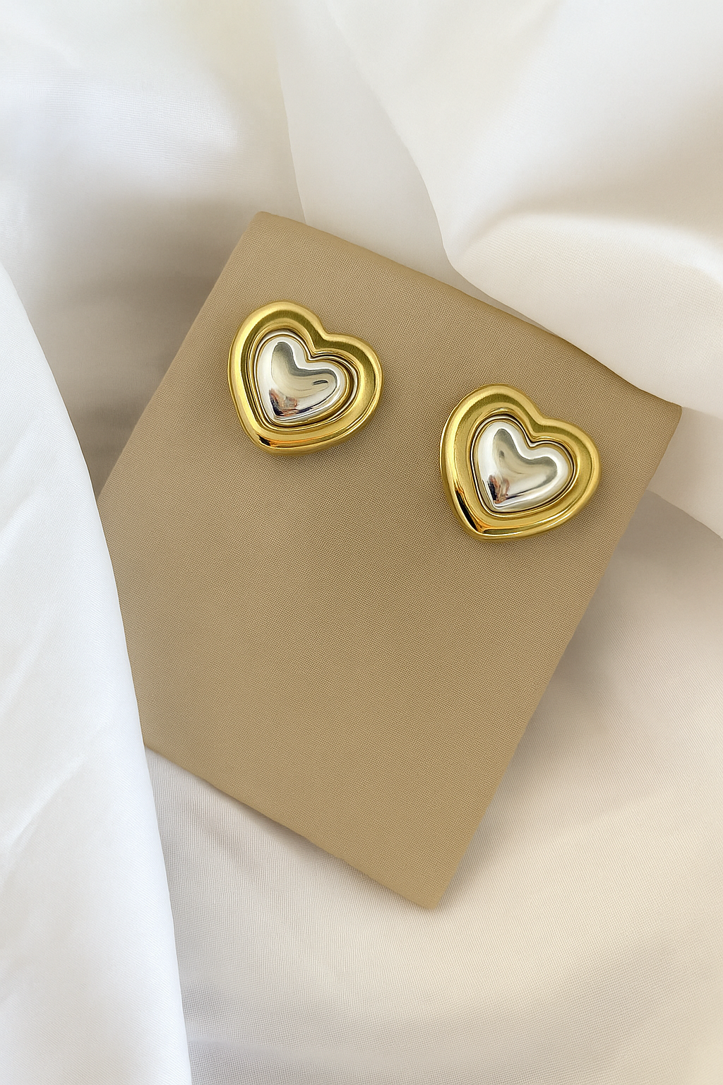 Brinco coração  bicolor.