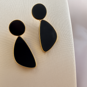 Brinco geométrico preto com dourado.