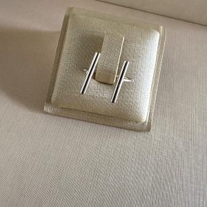 Anel geométrico com duas barras prateada.