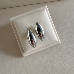 Anel prata lisa em formato orgânico moderno