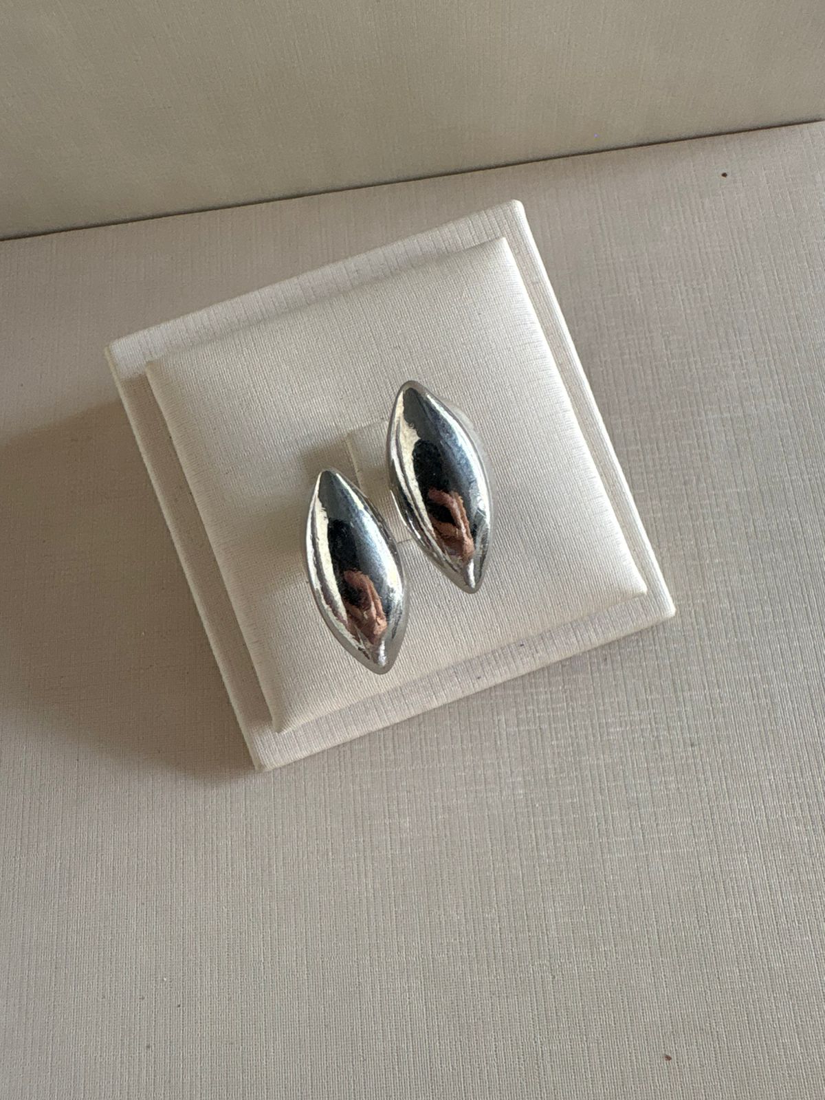 Anel prata lisa em formato orgânico moderno