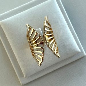 Anel na cor dourado com design vazado.