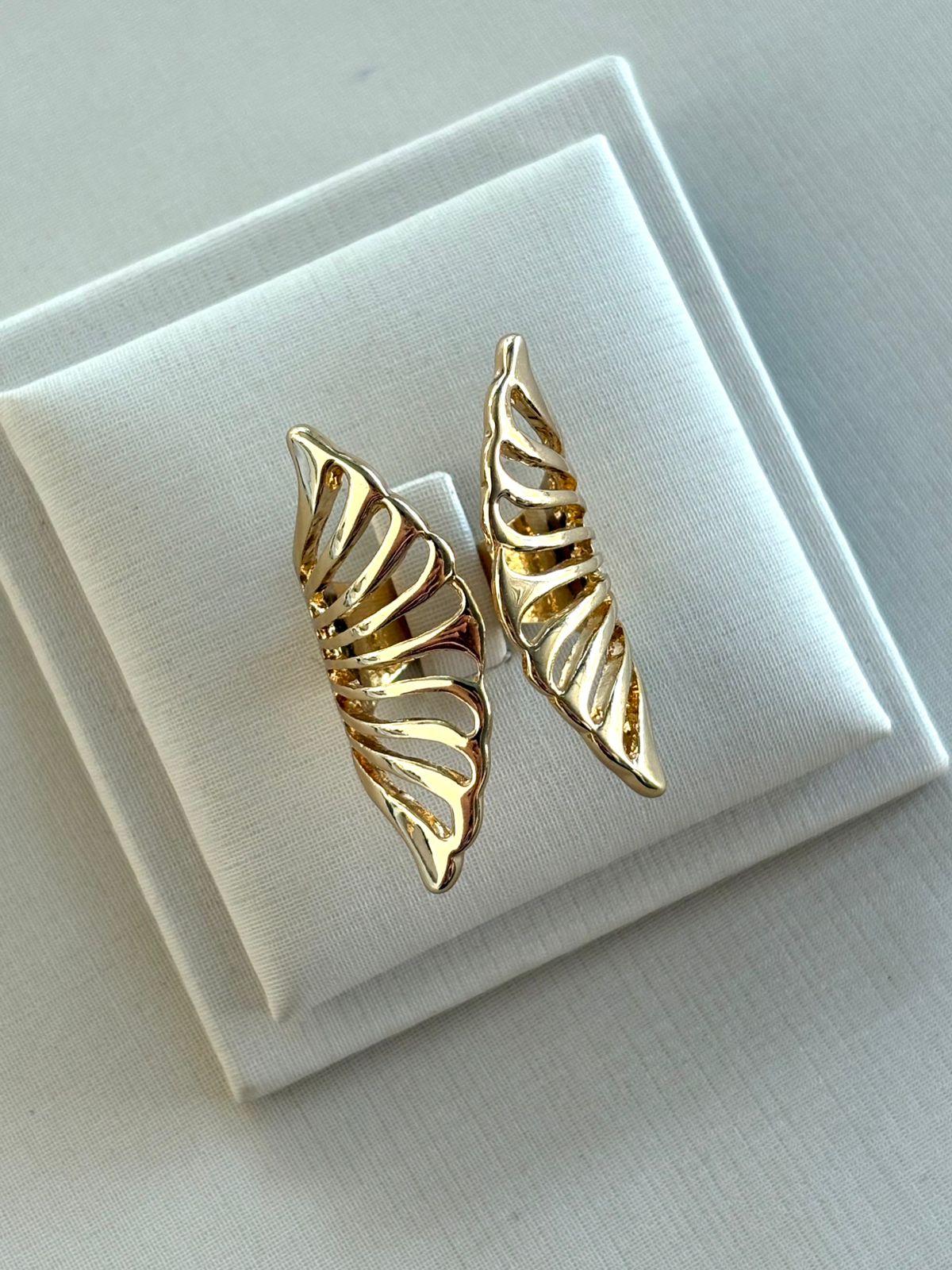 Anel na cor dourado com design vazado.