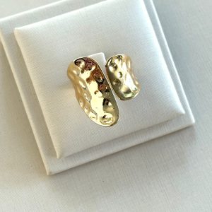 Anel na cor dourado textura orgânica martelada.