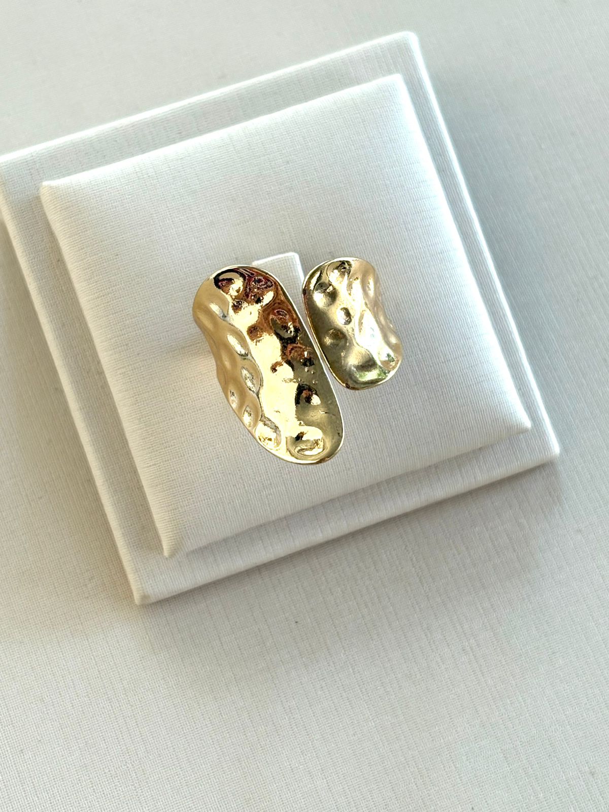 Anel na cor dourado textura orgânica martelada.