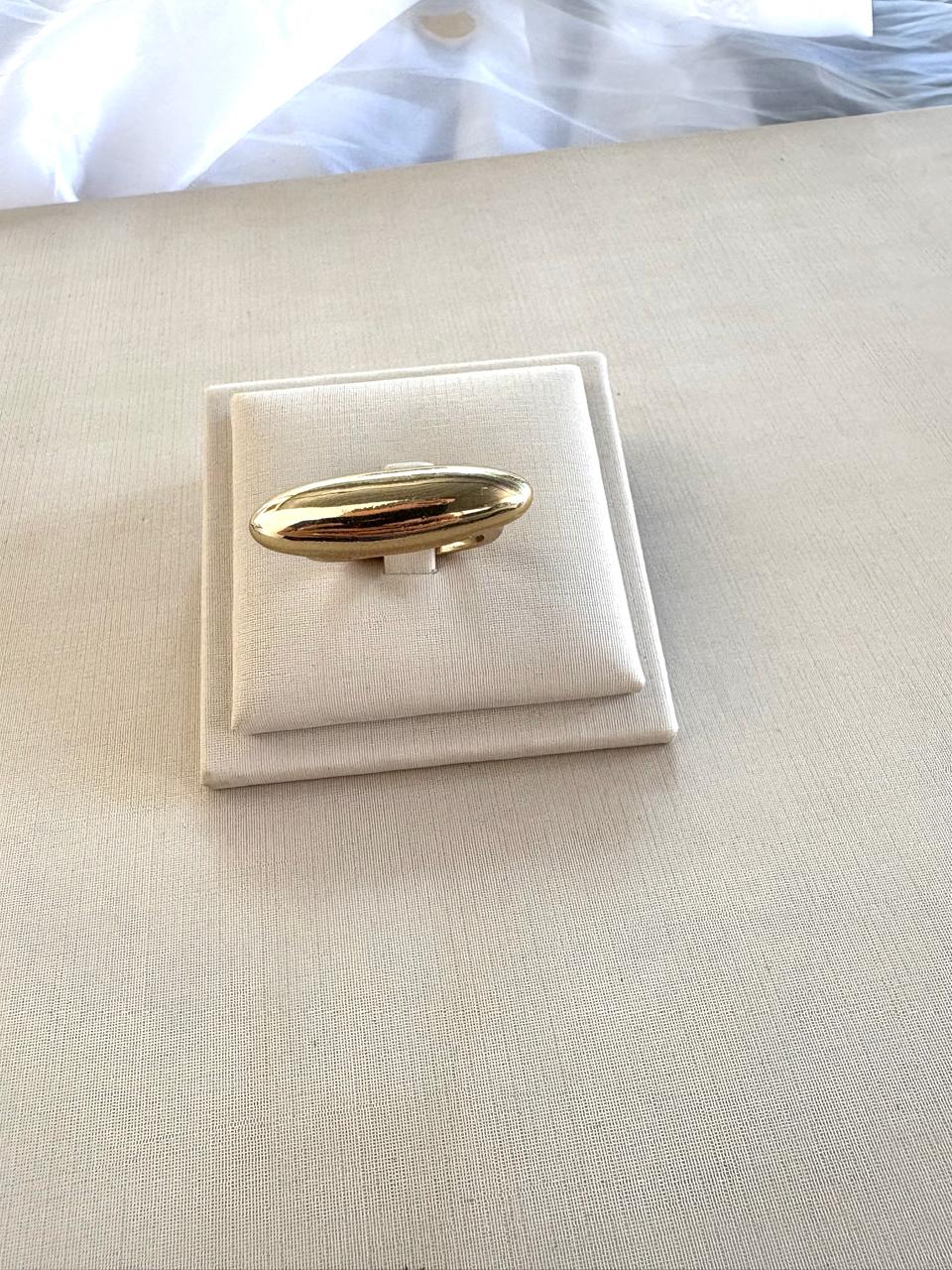 Anel oval na cor dourado minimalista.