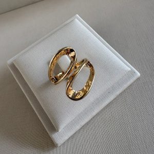 Anel escultural martelado cor dourado.