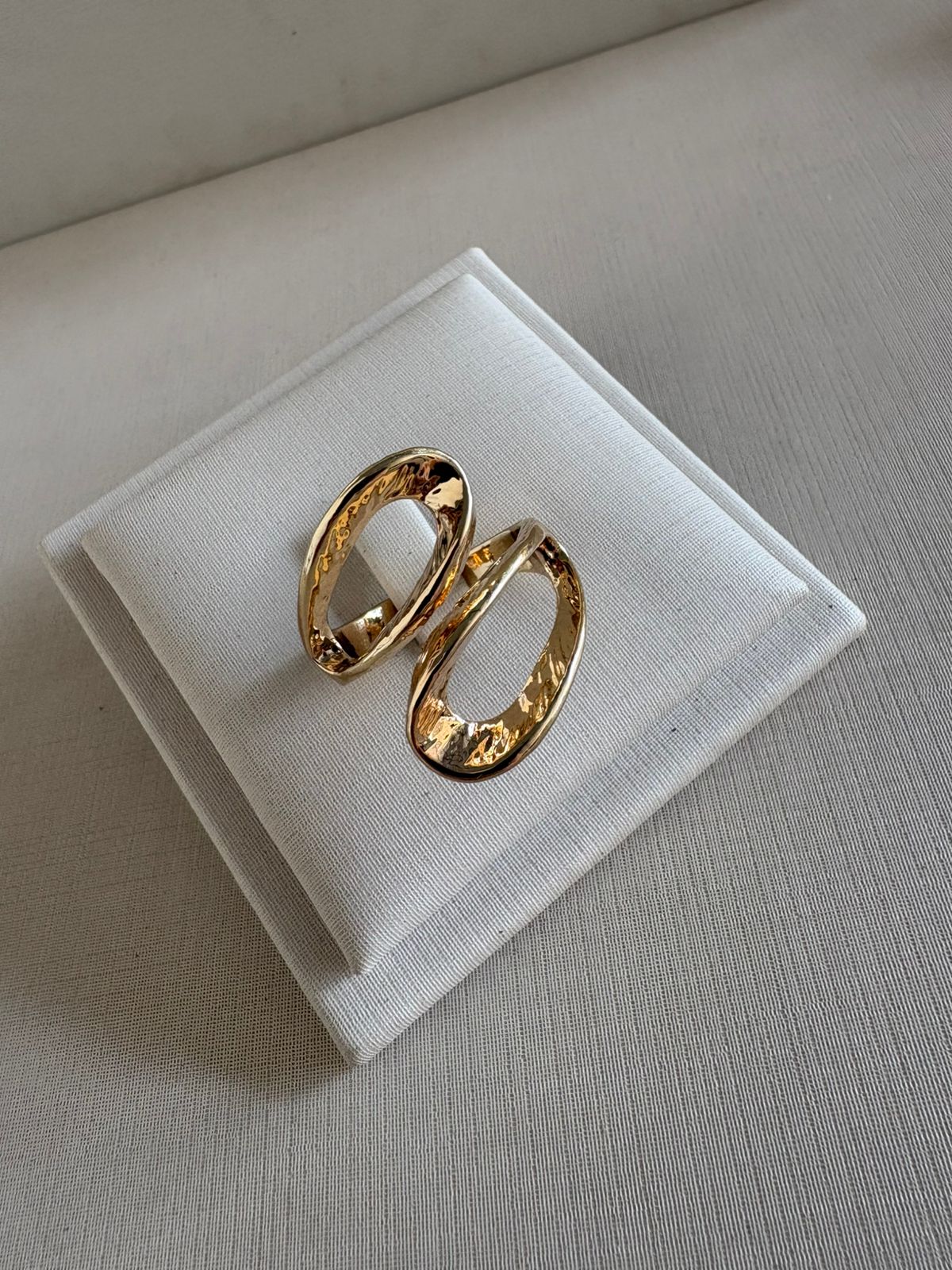 Anel escultural martelado cor dourado.