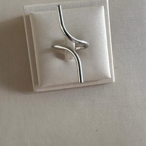 Anel curvas minimalista na cor prateado.