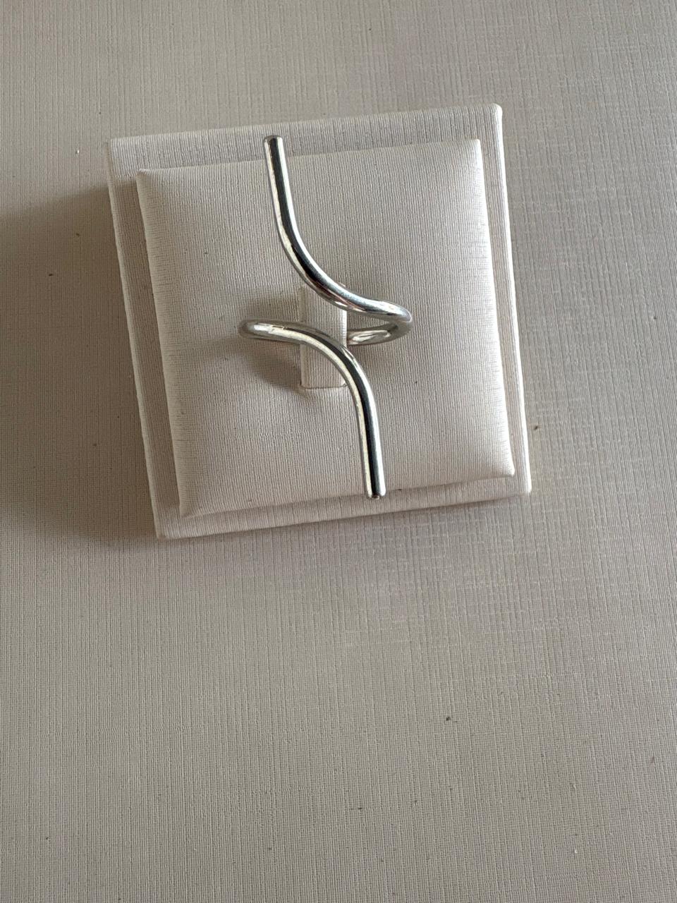 Anel curvas minimalista na cor prateado.