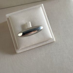 Anel oval prateado minimalista.