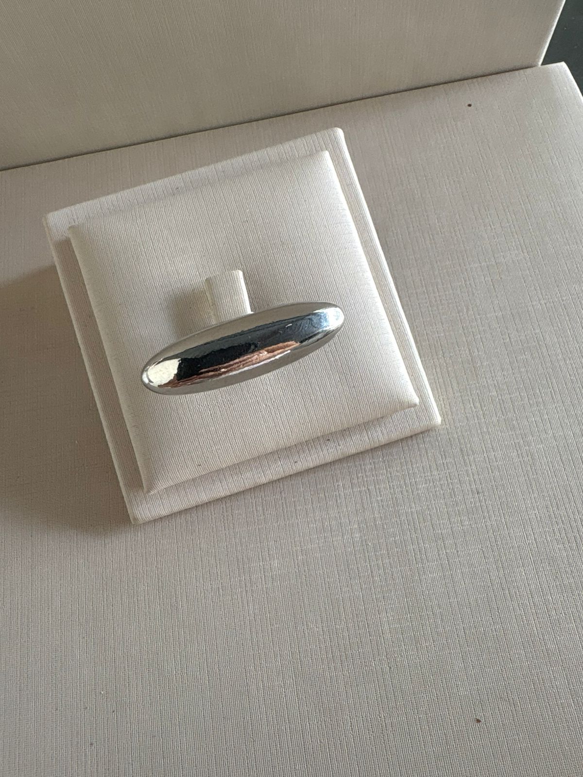 Anel oval prateado minimalista.