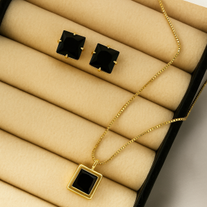 Conjunto composto por brincos e colar em banho dourado.