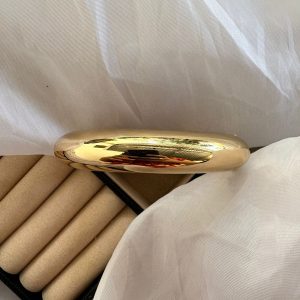 Bracelete minimalista dourado.