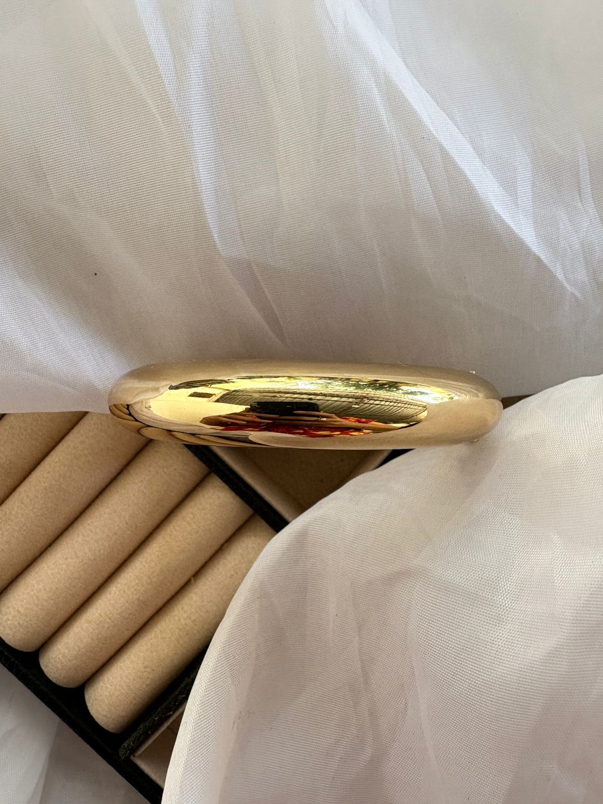 Bracelete minimalista dourado.