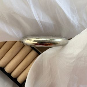 Bracelete  minimalista cor prata.