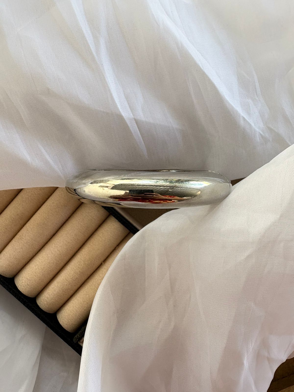 Bracelete  minimalista cor prata.