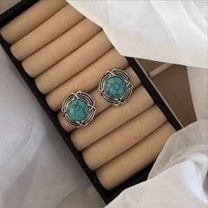 Brinco elegante com pedra turquesa e detalhe em prata envelhecida.