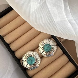 Brinco na cor prata com pedra azul turquesa