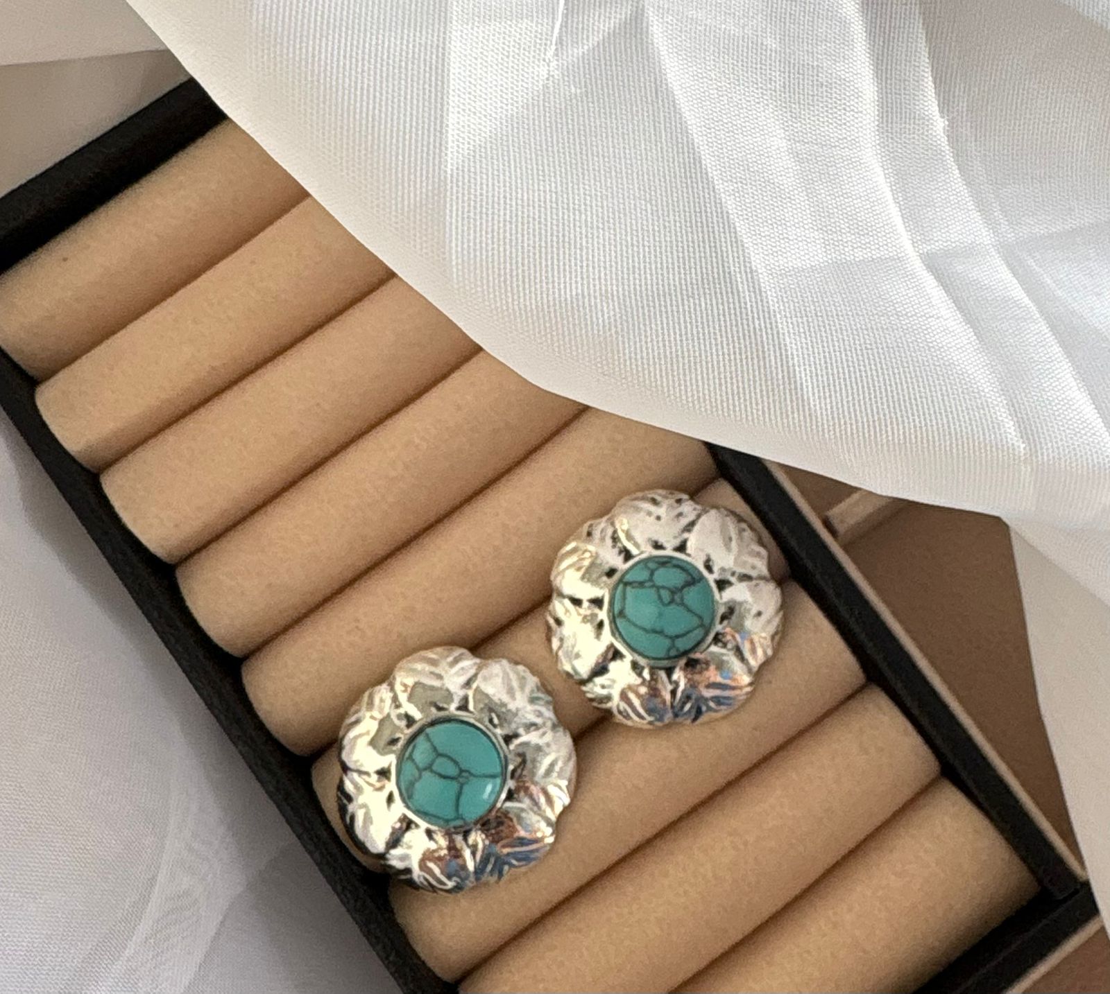 Brinco na cor prata com pedra azul turquesa