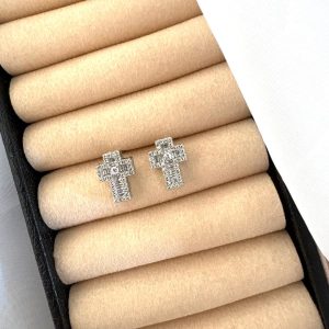 Brinco cruz na cor prata com zircônias.