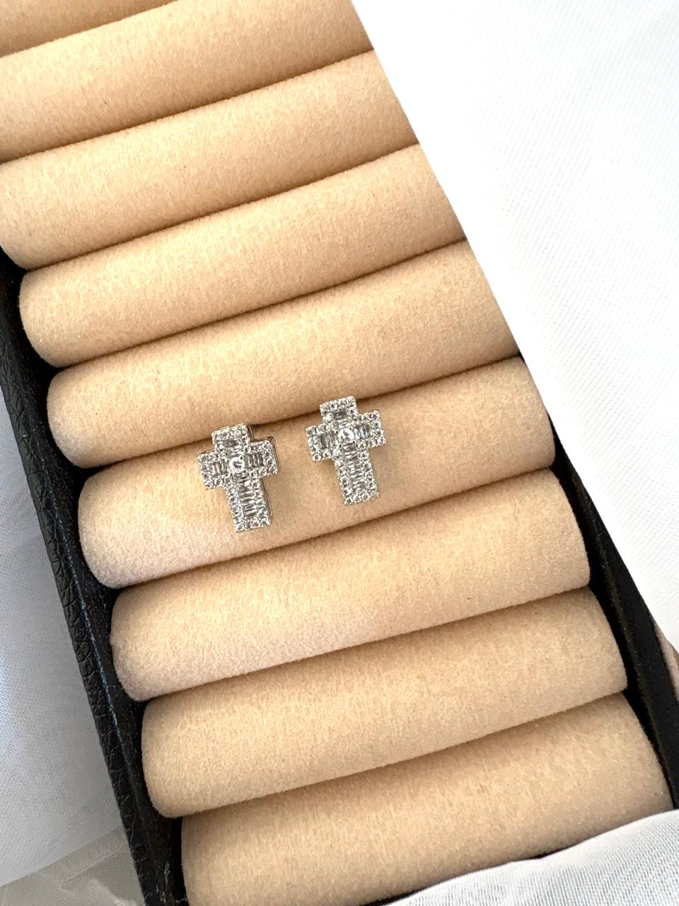 Brinco cruz na cor prata com zircônias.