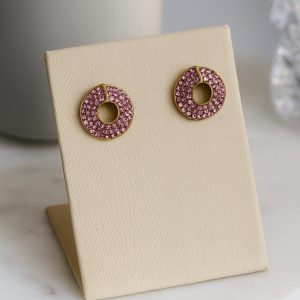 Brinco na cor dourado com zircônias rosas.