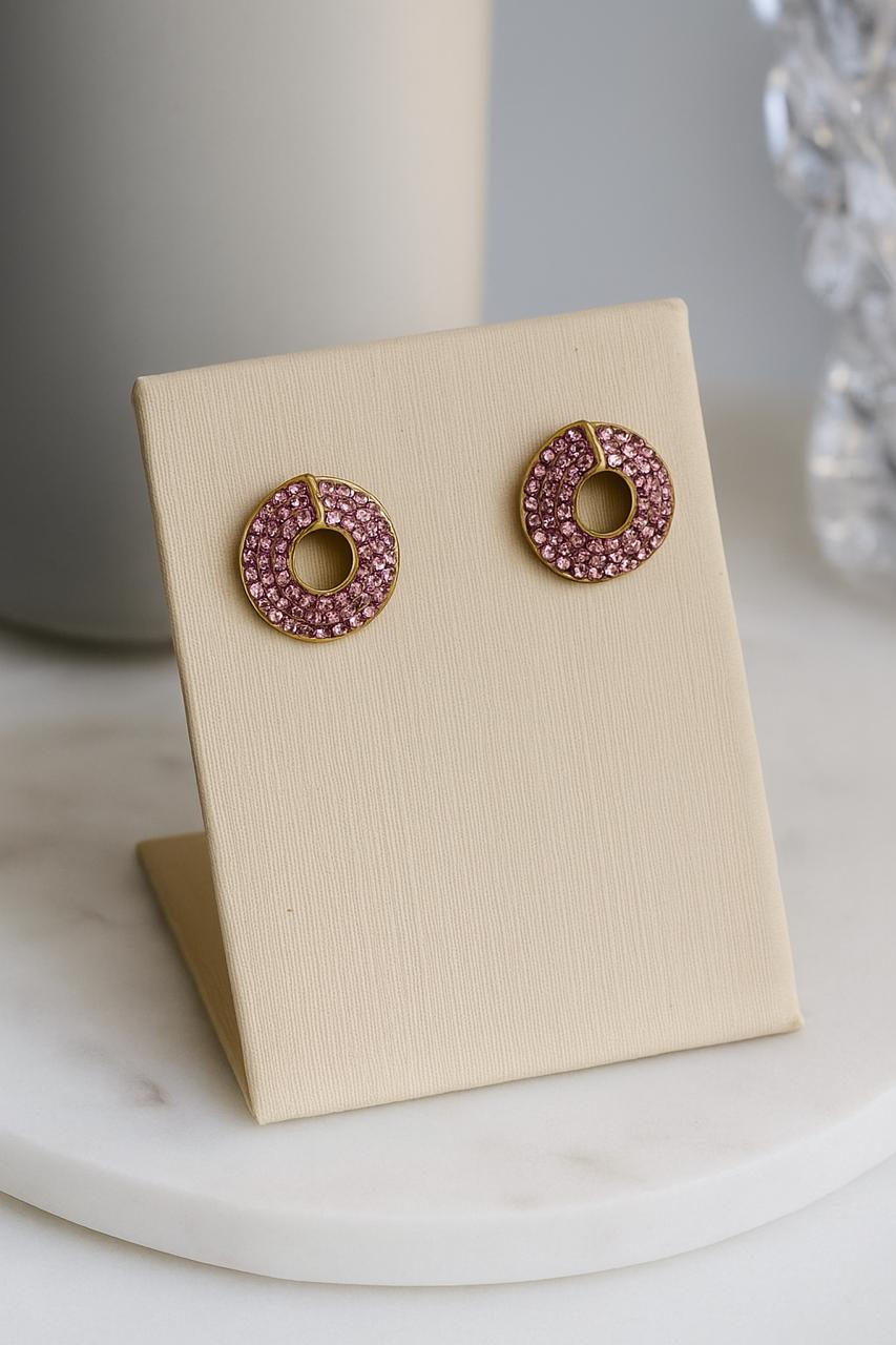 Brinco na cor dourado com zircônias rosas.