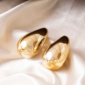 Brinco gota na cor dourado clássico, moderno e cheio de brilho.