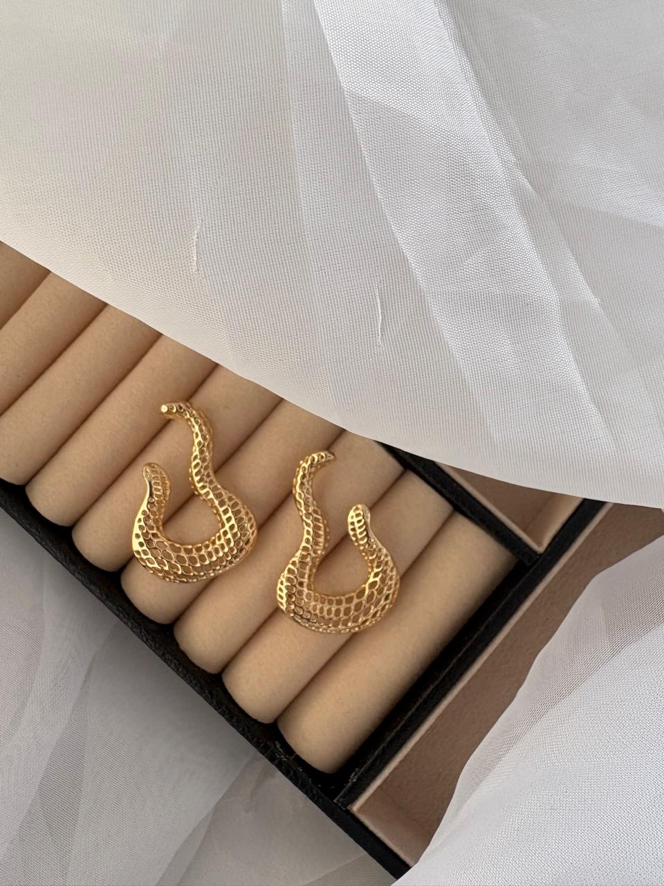 Brinco modelo serpente na cor  dourado.