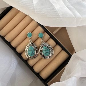 Brinco prateado com pedra turquesa estilo boho chic.