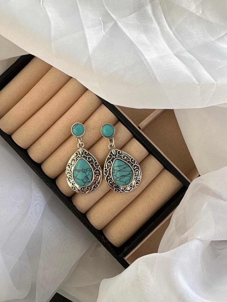 Brinco prateado com pedra turquesa estilo boho chic.