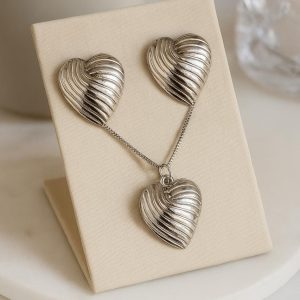 Conjunto coração na cor prata colar e brincos em textura ondulada