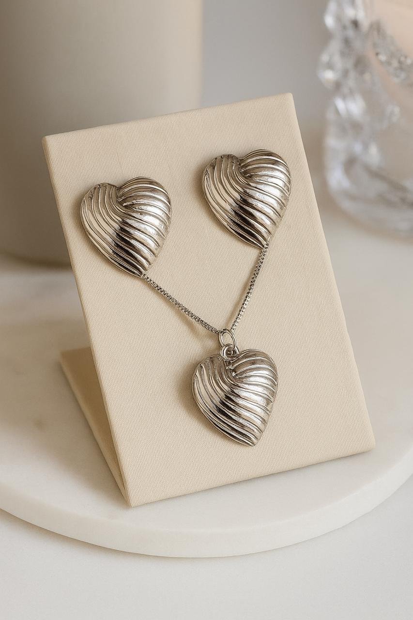 Conjunto coração na cor prata colar e brincos em textura ondulada