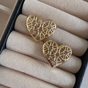 Brinco coração vazado na cor dourado.