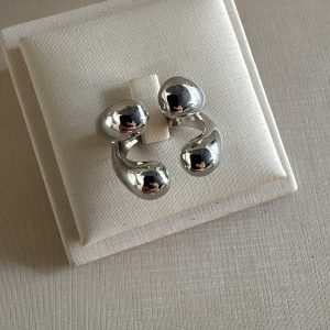 Anel duplo orgânico na cor prata.