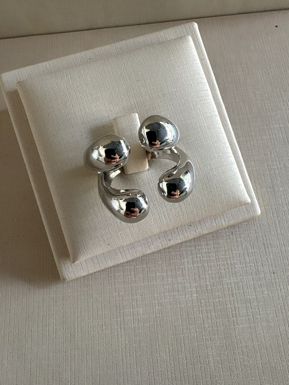 Anel duplo orgânico na cor prata.