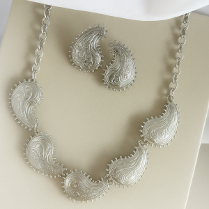 Conjunto na cor prata gota indiana.