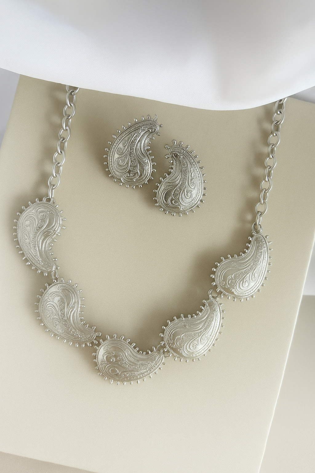 Conjunto na cor prata gota indiana.