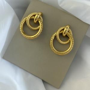 Brinco na cor dourado minimalista.