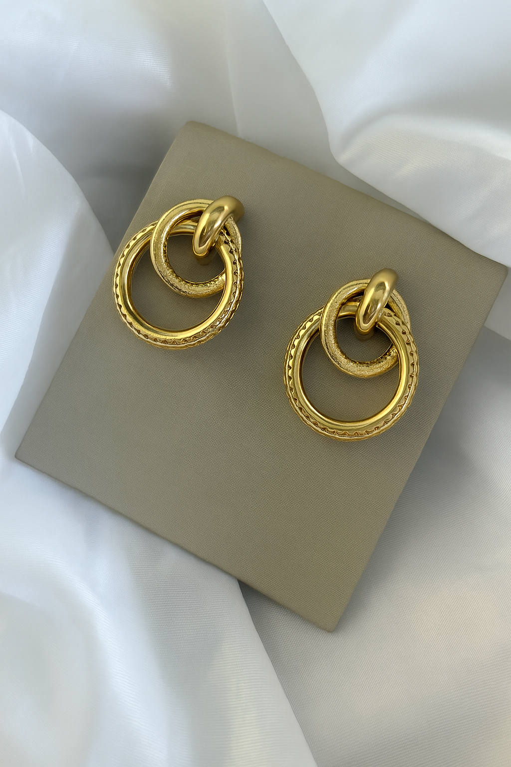 Brinco na cor dourado minimalista.